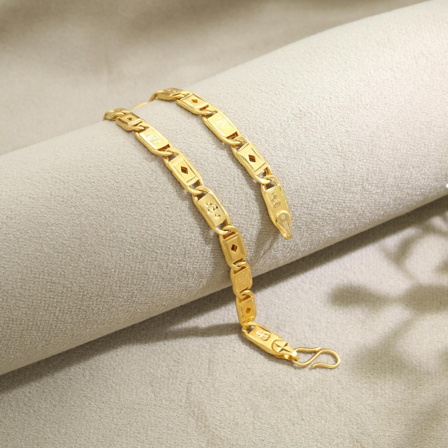 Tiffany 1837™ Makers narrow chain bracelet in 18k gold, medium. | Tiffany &  Co.