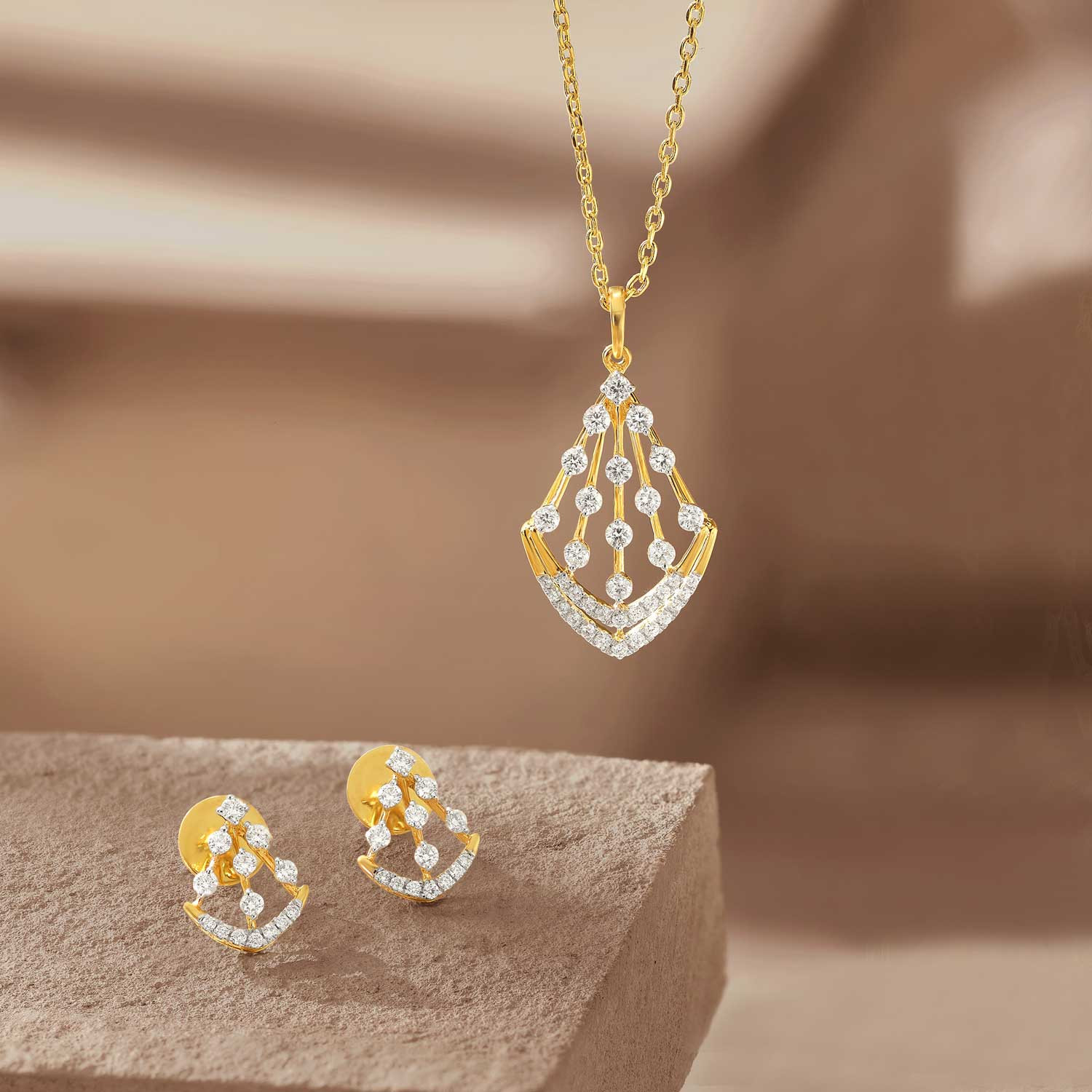 Diamond pendant set malabar gold deals